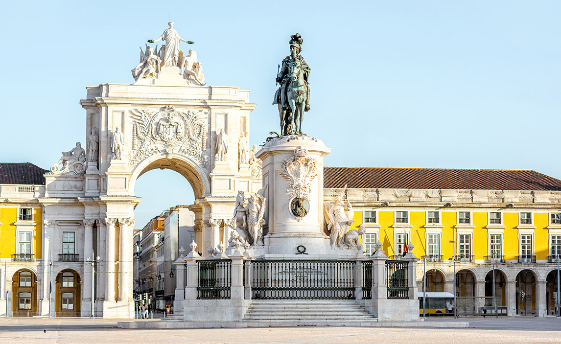 The Equestrian statue of King José of Portugal in front of the Rua Augusta Arch.